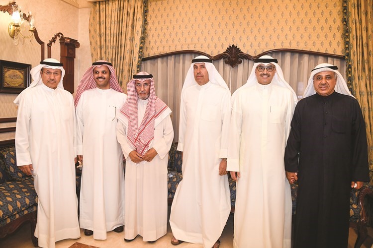 محمد المطير متوسطا صياح بوشيبه وفهد بوشيبه وبعض الحضور