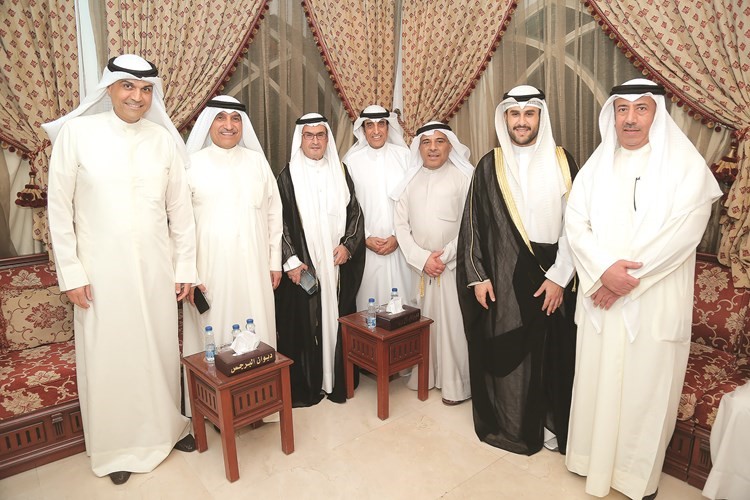 الشيخ علي جابر العلي مع عدد من المهنئين
