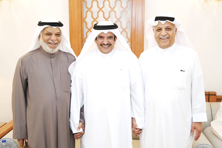 فالح السليمي يتوسط د.محمد الهيفي والمختار عبدالله الهيفي