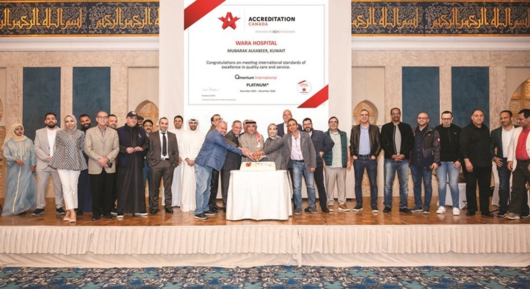 الإدارة التنفيذية والكوادر الطبية في وارة خلال الاحتفال بالاعتماد الكندي