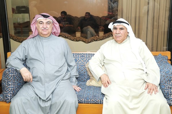 خليل الصالح مع أحد المباركين