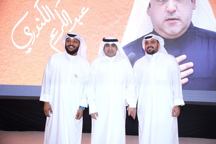 د.عبدالكريم الكندري متوسطا اثنين من أبناء الدائرة
