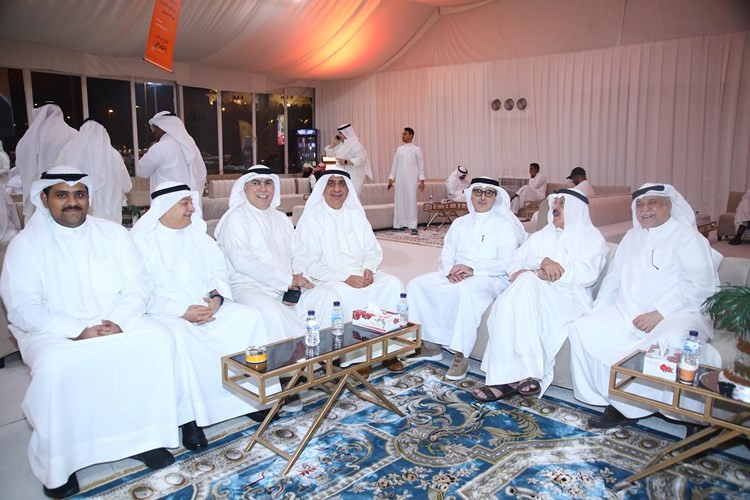 د.فيصل الكندري متوسطا بعض أبناء الدائرة خلال حفل استقبال النائب السابق مرشح الدائرة الثالثة د.عبدالكريم الكندري