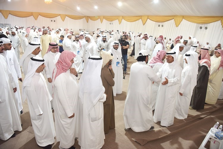النائب السابق مرشح الدائرة الخامسة فيصل الكندري خلال استقباله أبناء الدائرة
