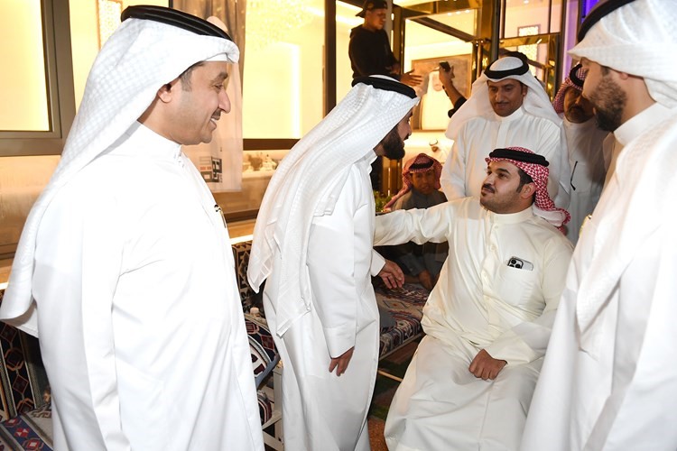 د.محمد الحويلة يرحب بأحد الناخبين