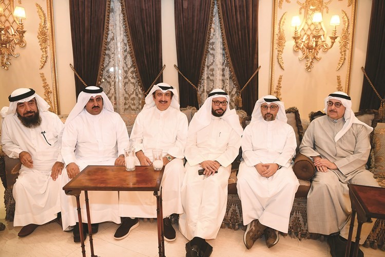أحمد نبيل الفضل وبدر بورسلي مع عدد من الحضور