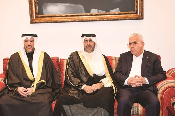 الشيخ عبدالله الأحمد والسفير الفلسطيني رامي طهبوب