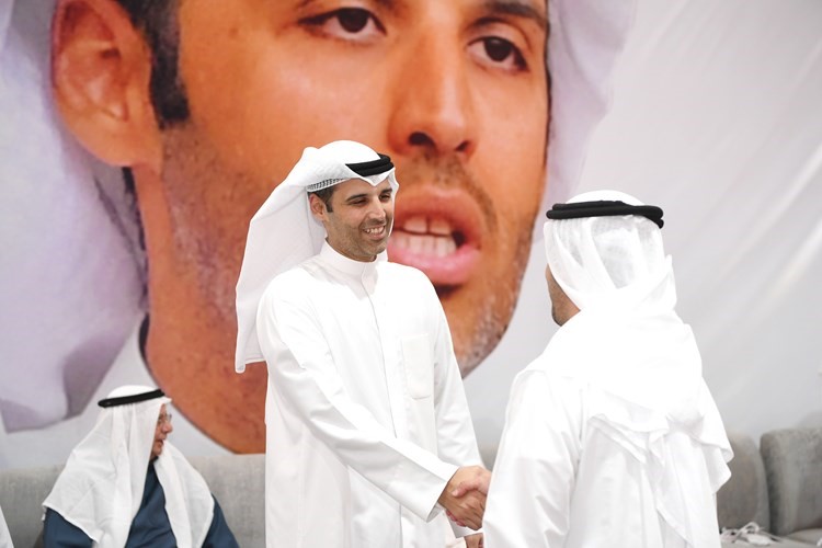 عبدالوهاب العيسى مصافحا أحد الحضور