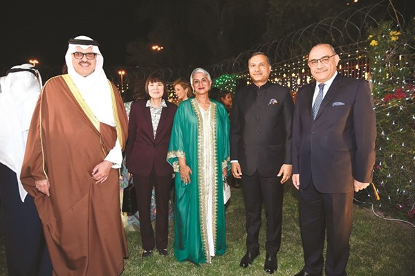 السفير السعودي سمو الأمير سلطان بن سعد والسفيرة الأميركية كارين ساساهارا والسفيرة الكندية عاليا مواني والسفير العراقي المنهل الصافي يهنئون السفير الهندي
