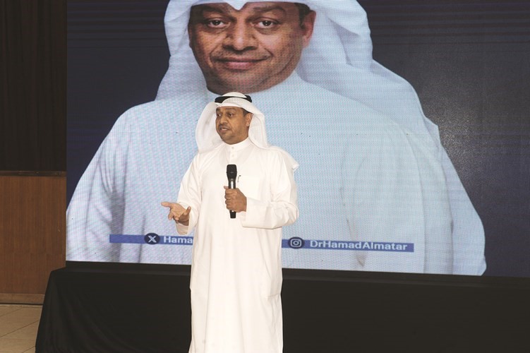 النائب السابق مرشح الدائرة الثانية أ.د.حمد المطر مخاطبا الحاضرات