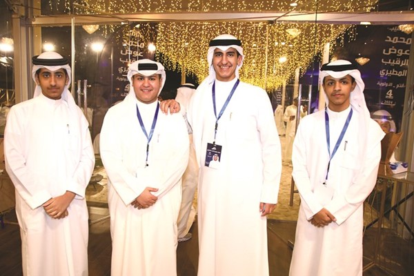 عدد من مؤيدي النائب السابق مرشح الدائرة الرابعة محمد عوض الرقيب