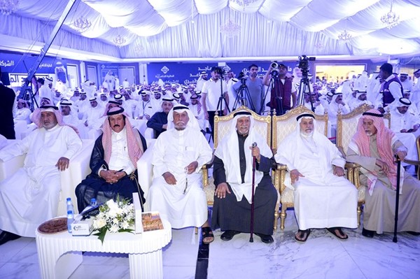 جانب من أبناء الدائرة في المقر الانتخابي لماجد المطيري