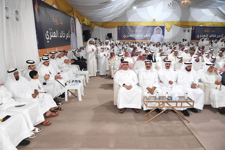 جمع من الناخبين في مقر العنزي