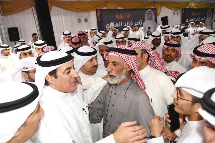 ترحيب بأحد الناخبين