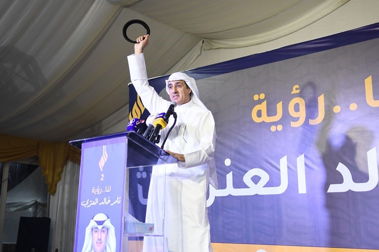 ثامر العنزي يحيي الحضور
