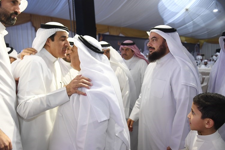 ثامر العنزي يستقبل أحد الناخبين ويبدو النائب السابق د. جمعان الحربش