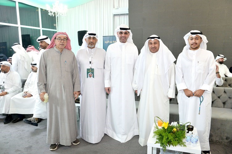 النائب السابق مرشح الدائرة الأولى أسامة الزيد متوسط عددا من أبناء الدائرة