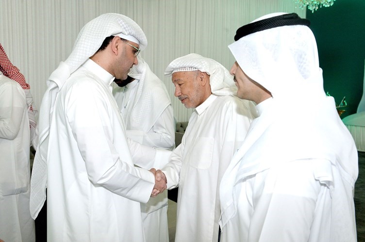 النائب السابق مرشح الدائرة الأولى أسامة الزيد مستقبلا أحد الناخبين