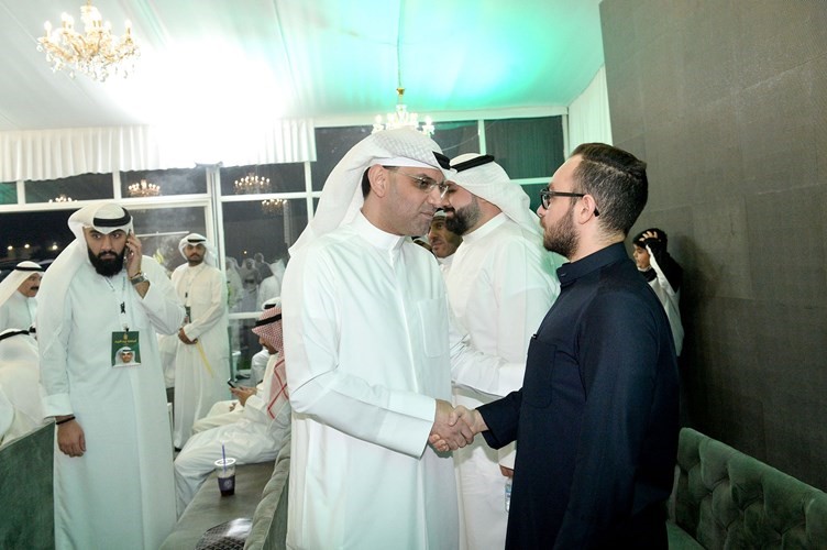 أسامة الزيد مستقبلا أحد الحضور