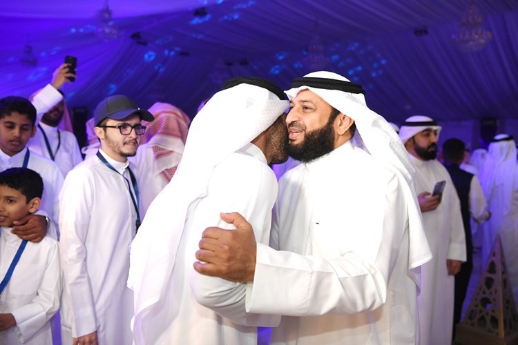 عبدالله فهاد مستقبلا أحد الناخبين