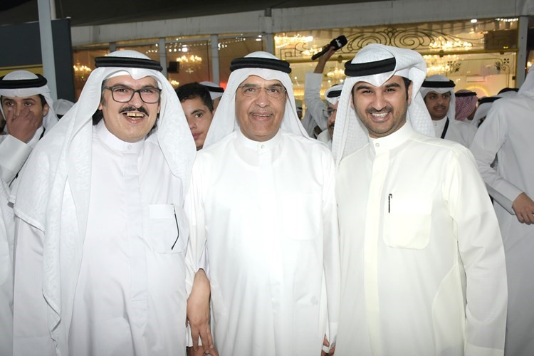 الرثعان متوسطا محبيه