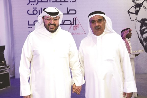 د.عبدالعزيز الصقعبي مع أحد مؤيديه