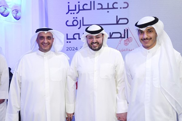 د.عبدالعزيز الصقعبي بين مؤيديه