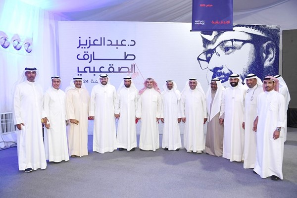 النائب السابق مرشح الدائرة الثالثة د.عبدالعزيز الصقعبي متوسطا د. ناصر الصانع ومحمد الدلال وبعض الحضور