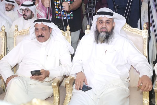 اثنان من أبناء الدائرة في مقر د.عبيد الوسمي