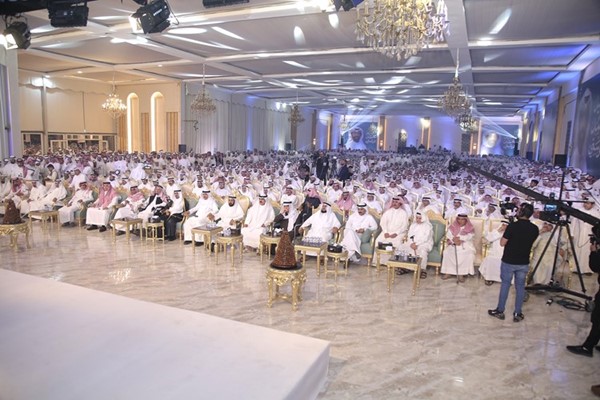حشد من الناخبين يستمعون لحديث النائب السابق مرشح الدائرة الرابعة د.عبيد الوسمي