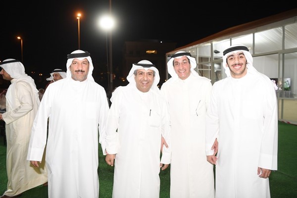 د.بدر الملا يتوسط بعض الحضور