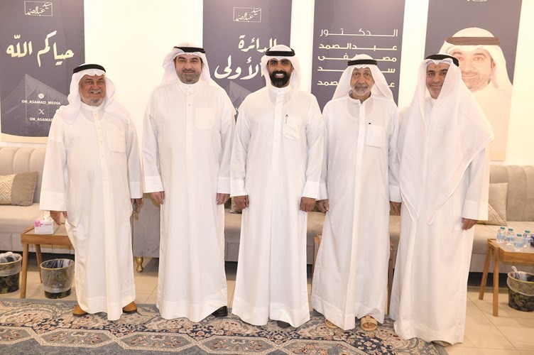 د.عبدالصمد مصطفى يتوسط عددا من الناخبين