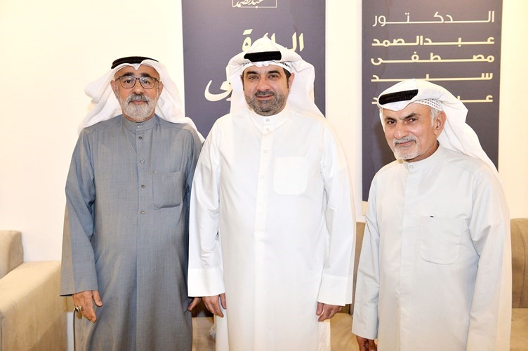 د.عبدالصمد مصطفى مع اثنين منأبناء الدائرة