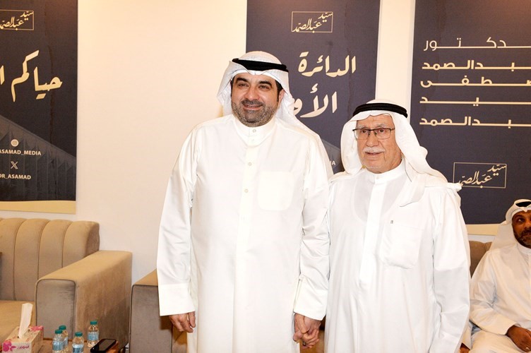 د.عبدالصمد مصطفى مع أحد الحضور
