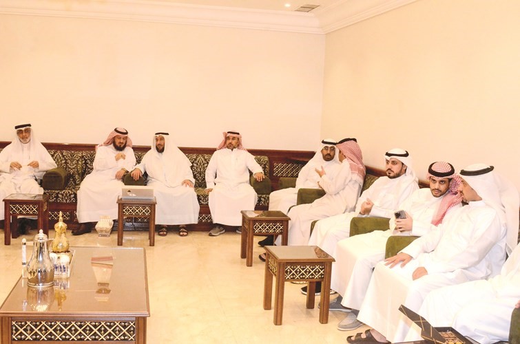 أحاديث ودية بين الحضور