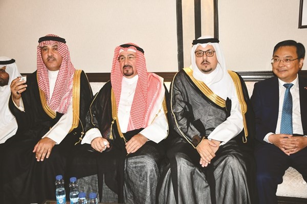 الشيخ فهد جابر العلي والشيخ حمد المالك وسفير الصين تشانغ جيانوي