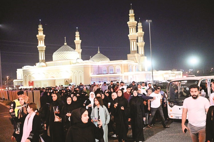 حضور كبير من المصلين عقب الصلاة في مسجد بلال