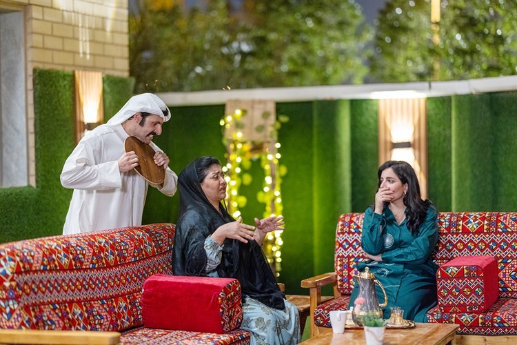 فاطمة الحوسني وعلي كاكولي في مشهد من العمل