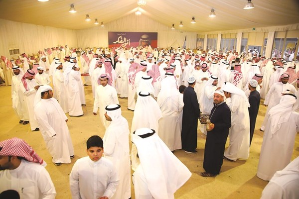 حشود المهنئين في مقر أنور الفكر