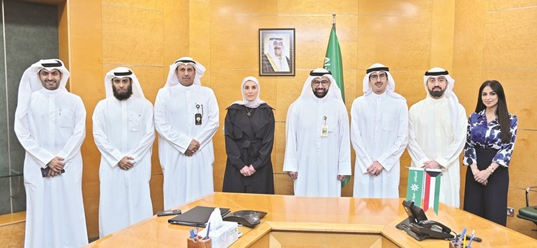 مسؤولو التجاري والبلدية أثناء التوقيع