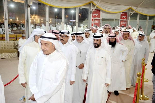 جموع من الناخبين يهنئون