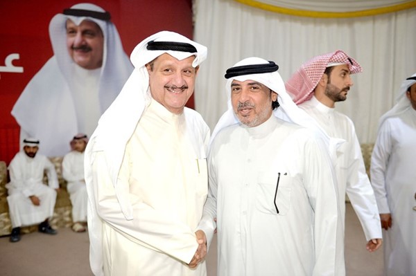 عيسى الكندري يتلقى التهاني من أحد الناخبين