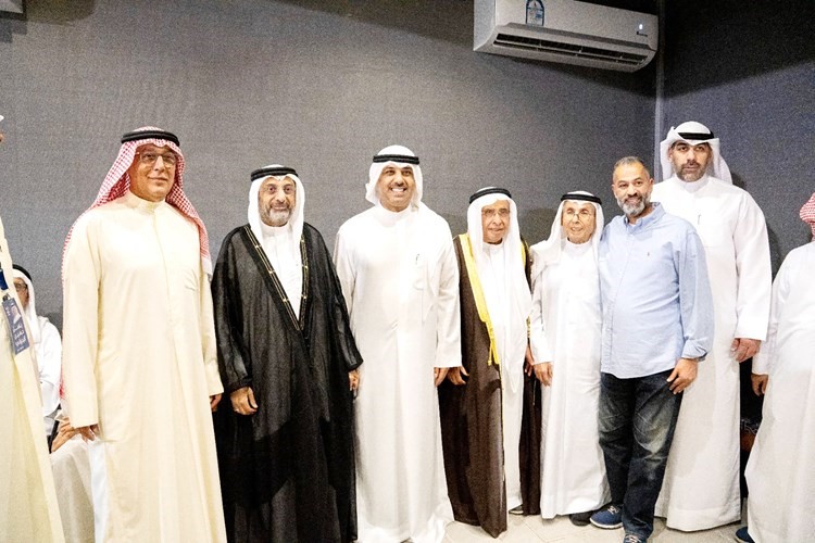 باسل البحراني متوسطا ابراهيم البغلي وعددا من المهنئين