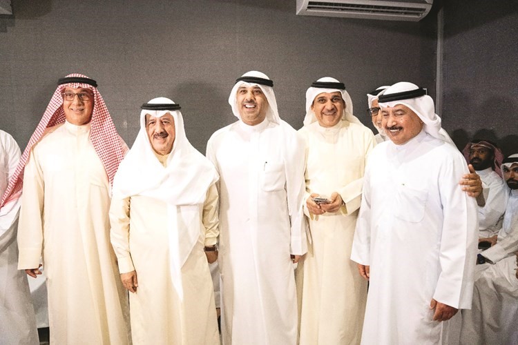 عبدالله المحيلبي وفيصل الغريب وبعض الحضور يهنئون باسل البحراني