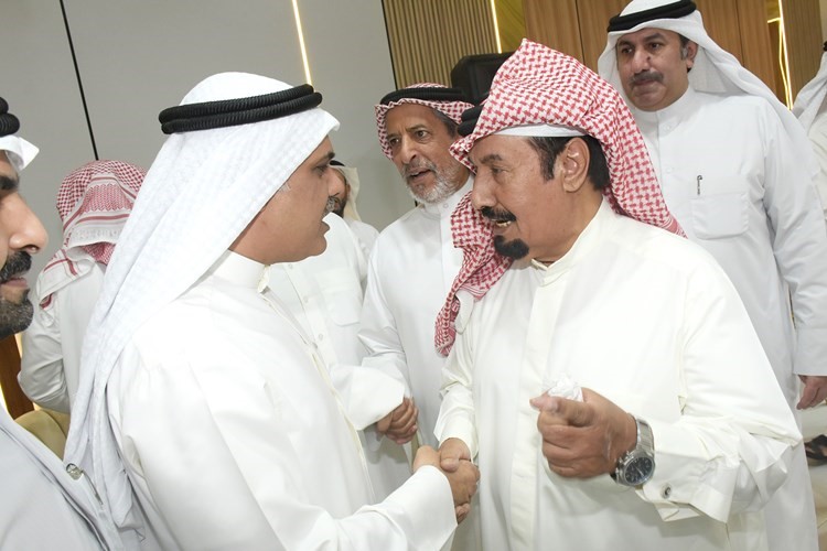 أحد الناخبين يهنئ محمد الدوسري