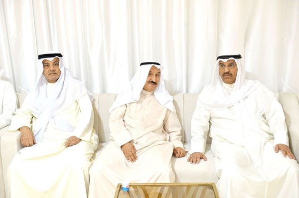 جاسم المضف مع بعض المباركين