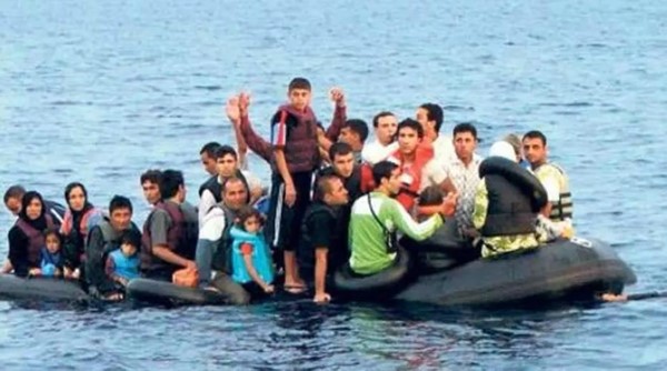 صورة ارشيفية لمهاجرين غير شرعيين يستقلون أحد قوارب الموت انطلاقا من لبنان إلى قبرص (محمود الطويل)