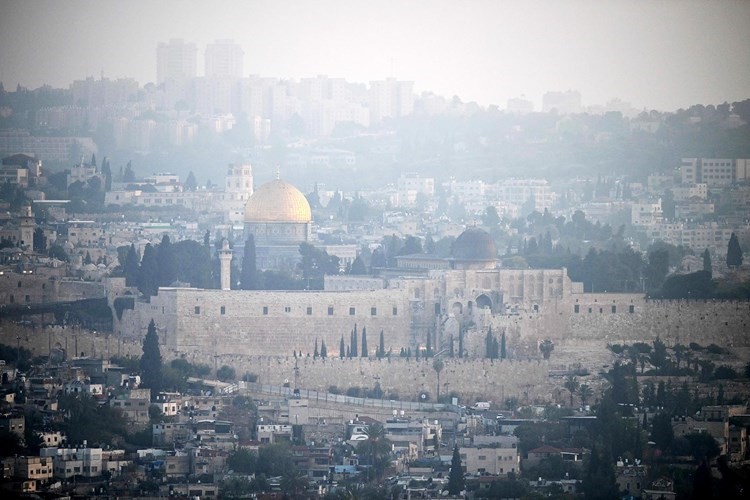 صورة بانورامية للقدس المحتلة بعد ليلة أضاءتها الصواريخ الإيرانية والمضادات الإسرائيلية 	(أ.ف.پ)