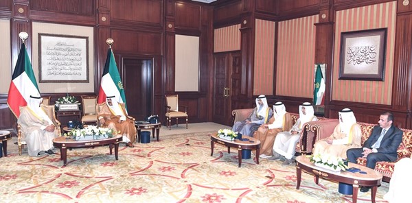 صاحب السمو الأمير الشيخ مشعل الأحمد خلال استقباله الشيخ أحمد العبدالله بحضـور الشيـخ محمـد العبدالله والسفير أحمد فهد الفهد والفريق جمال ذياب والشيخ خالد العبدالله ومازن العيسى