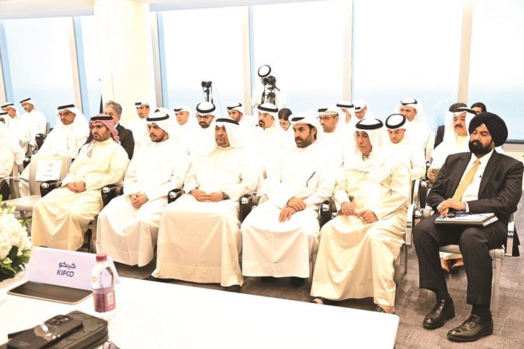 مسعود حيات والشيخ طلال علي الجابر وصني بهاتيا في مقدمة الحضور خلال الجمعية العمومية للشركة